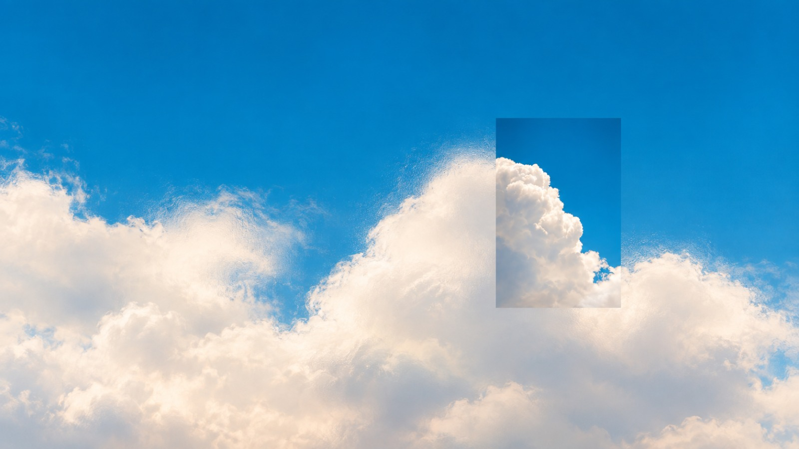 Nubes blancas contra un cielo azul intenso